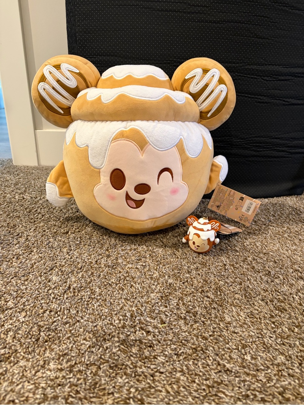 Disney Large Cinnamon Roll Mickey Munchling & matching Ornament (read